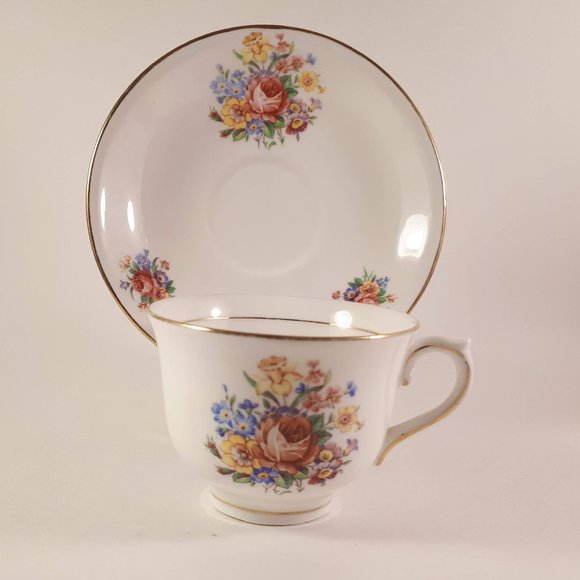 Vintage pretty Vale bone china floral teacup and saucer-England - Picture 1 of 8